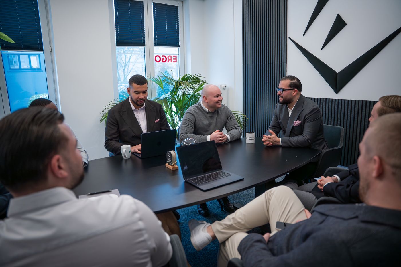 Teammeeting im Besprechungsraum bei SAYAHI & PARTNER
