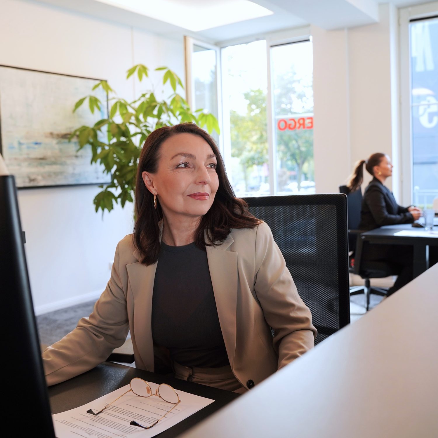 Beraterin bei der Arbeit im Büro von SAYAHI & PARTNER