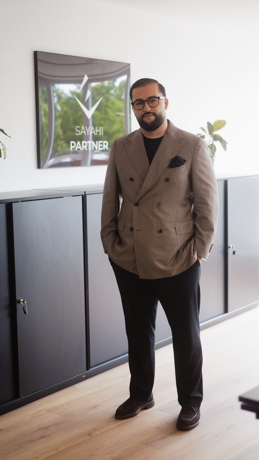 Sohrab Sayahi im Büro von SAYAHI & PARTNER in Delmenhorst