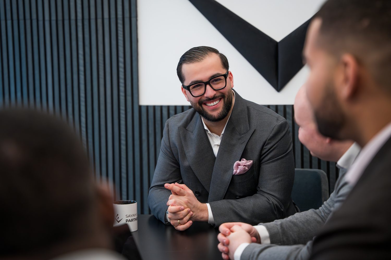 Sohrab Sayahi im Beratungsgespräch bei SAYAHI & PARTNER