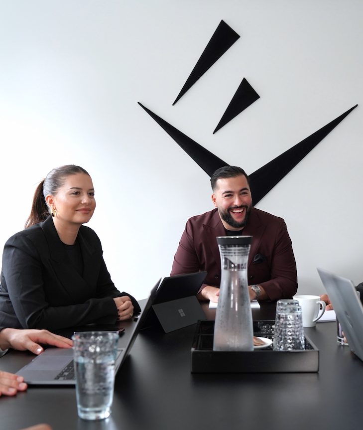 Sohrab Sayahi und Imke im Beratungsgespräch bei SAYAHI & PARTNER